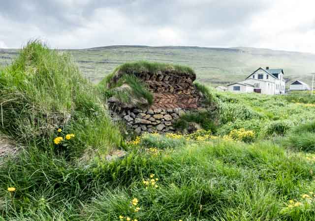 Ruinen der Werkstatt und das heutige Illugastaðir