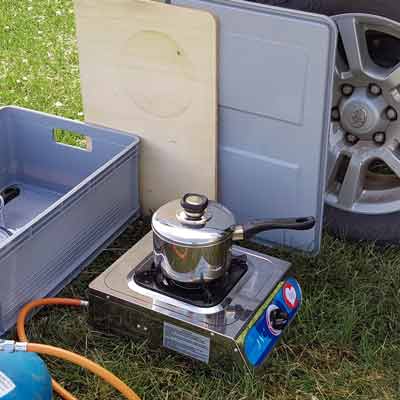 Bei Wind in Island zu kochen erfordert ein gewisses Maß an Kreativität