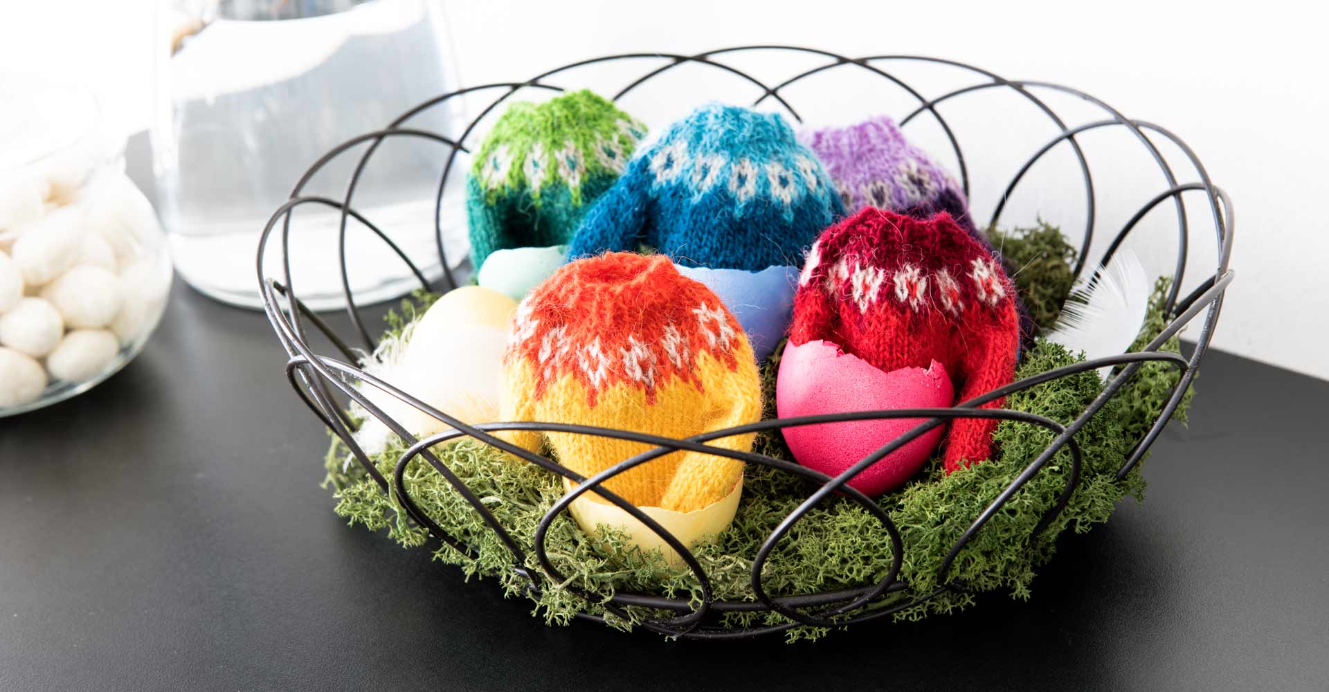 Kreative Osterdekoration mit Minipullovern: Osternest