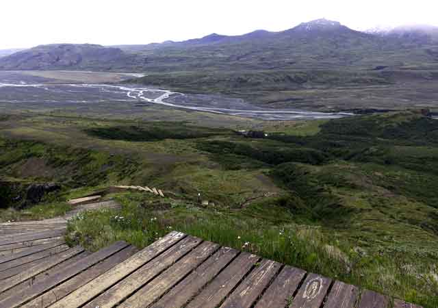 Der Weg ist an steilen Stellen mit Stufen ausgebaut