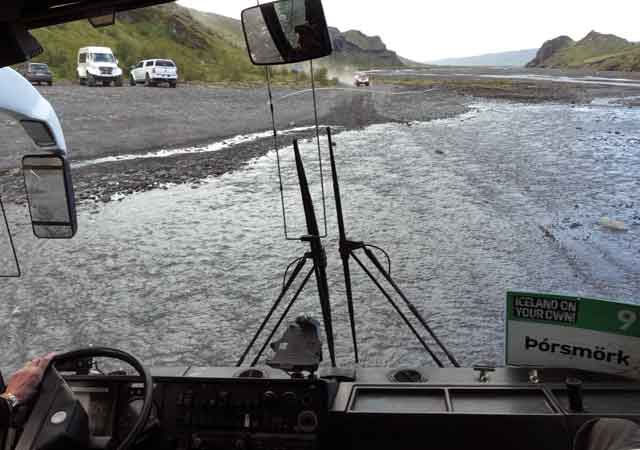 Mit dem Hochlandbus durch eine der Furten
