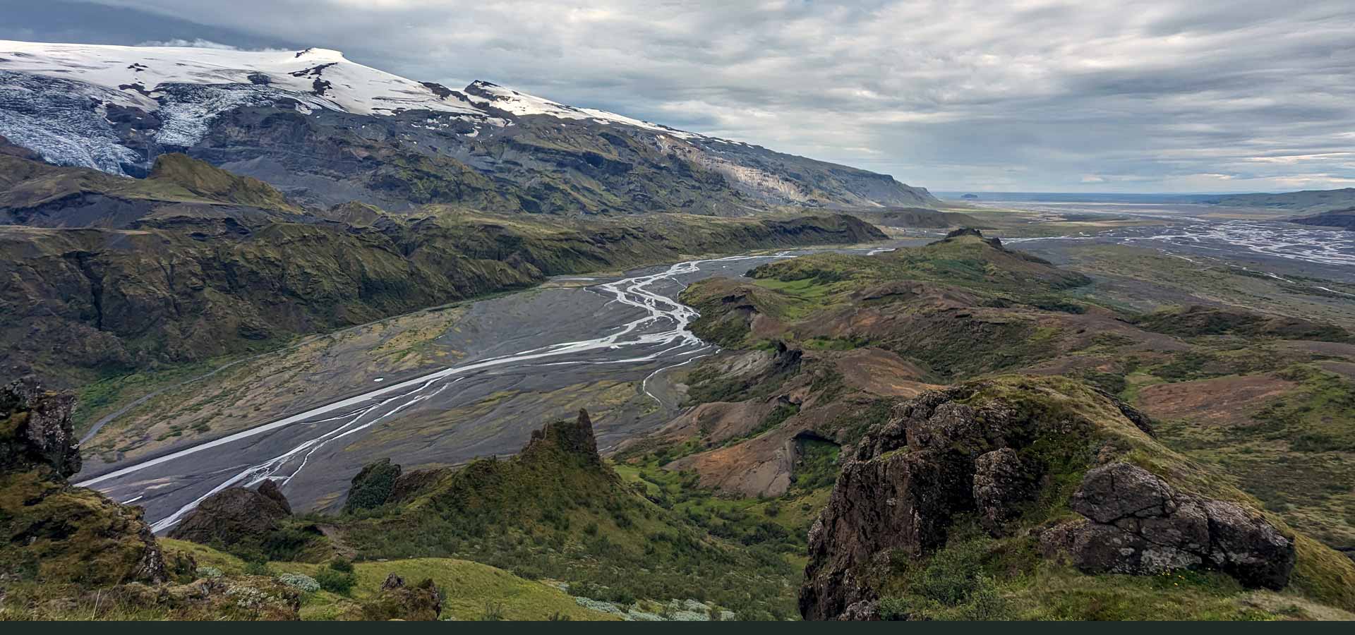 Tauche ein in die malerische Welt aus majestätischen Gletschern, rauschenden Flüssen und grünen Tälern in Þórsmörk, einem versteckten Juwel Islands.