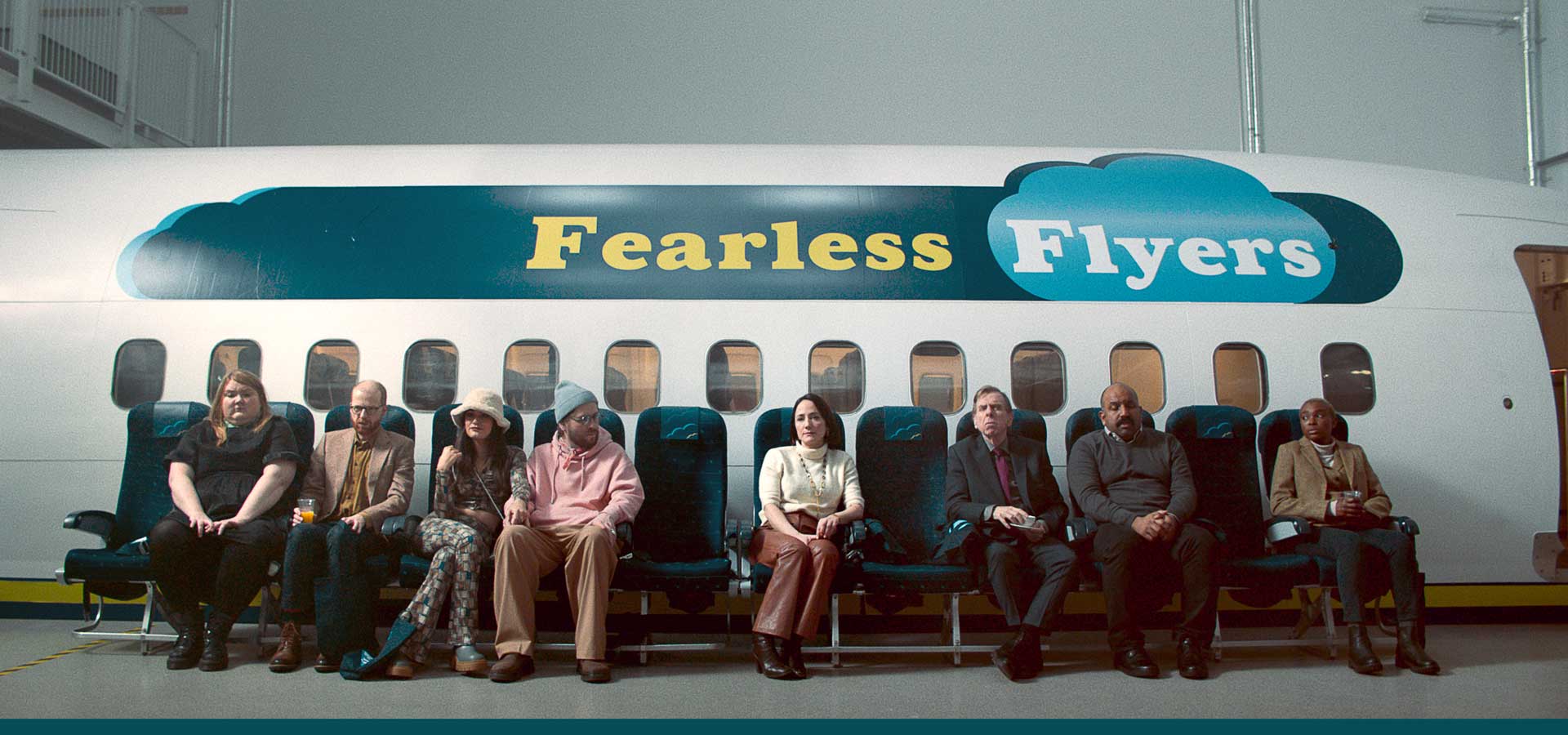 Eine abgedrehte Komödie, in der eine kleine Gruppe von Flugangst geplagten Leidensgenossen im eiskalten, verschneiten Island festsitzt. Abheben ab 12. 10!