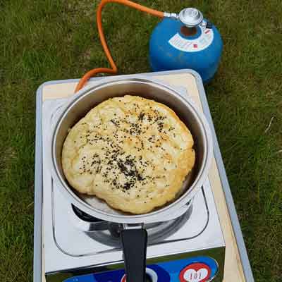 Immer wieder gut und passt zu fast allem. Naan aus der Pfanne.