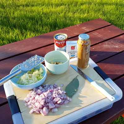 Vorbereiten der Zutaten. Die Gewürzbox dient als Schneidebrett. Die vorbereitete Gewürzmischung im Glas.