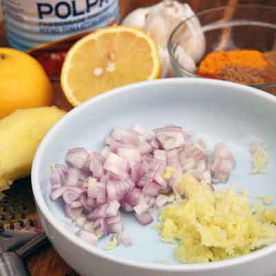 Geriebene Ingwer Knoblauch Paste und Schalotten