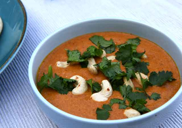 Indisches Cashew-Korma mit Fladenbrot