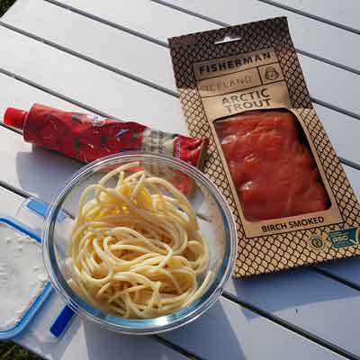 Sahne, Nudeln, Tomatenmark und geräucherter Lachs/Forelle - fertig ist das Abendessen