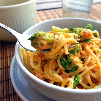 Cremige Lachs-Sahne-Sauce kombiniert mit al dente gekochten Nudeln und Brokkoli.