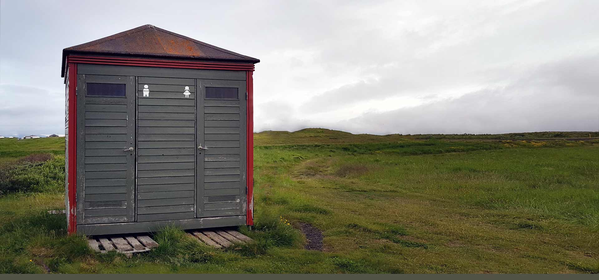 Meine klappbare Campingtoilette ist ein absolutes Muss für meine Island-Camping-Reisen. Sie ist kompakt, stabil, umweltfreundlich und stets einsatzbereit🏕️🚽