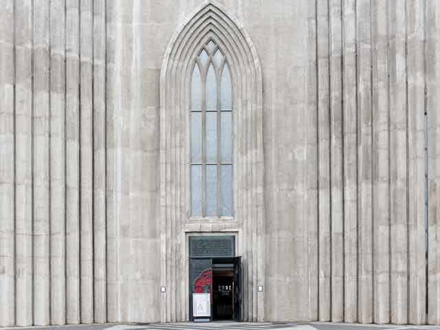 Das Portal der Hallgrímskirkja