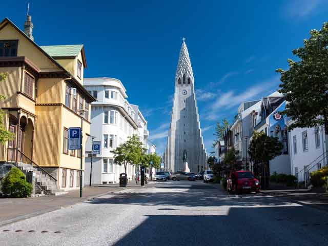Mächtig trohnt die Kirche auf dem Skólavörðuholt