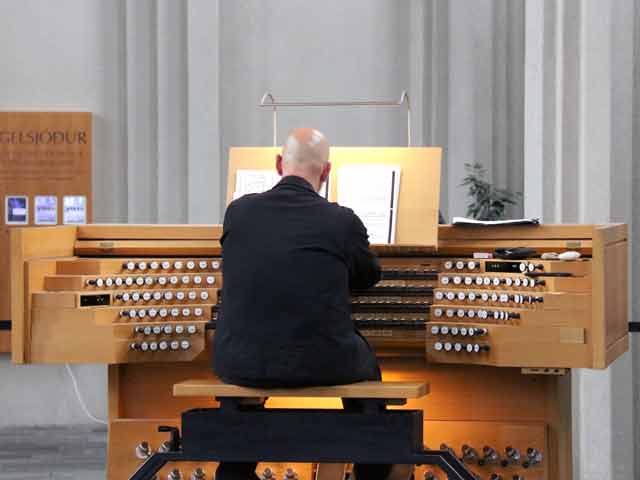 Organist beim Spielen