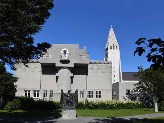 Ruhe und Entspannung im Skulpturengarten des Einar Jónsson Museums