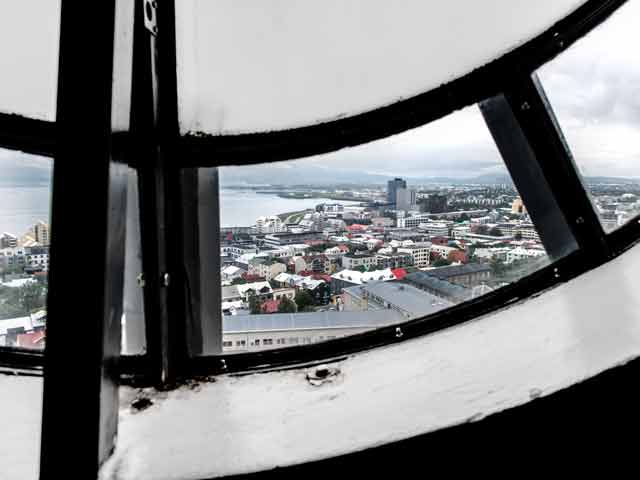 Ausblick durch die Kirchturmuhr