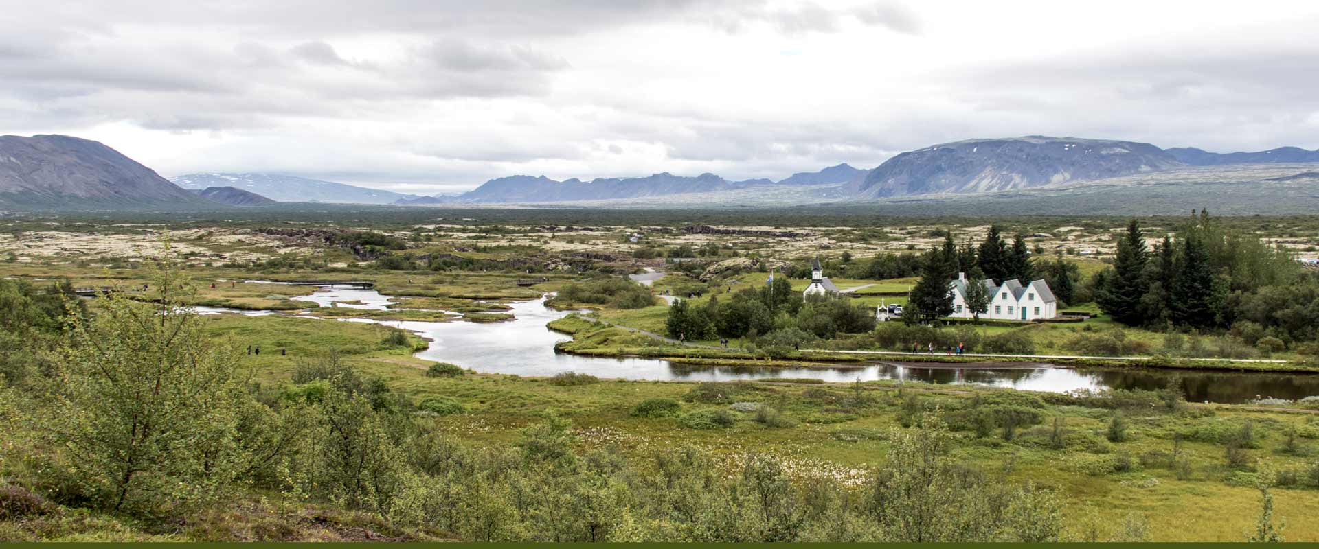 Erkundet den Silfra-Graben zwischen den Kontinenten zu Fuß oder unter Wasser und erfahrt mehr über Thingvellir als Ort des ältesten Parlaments der Welt.
