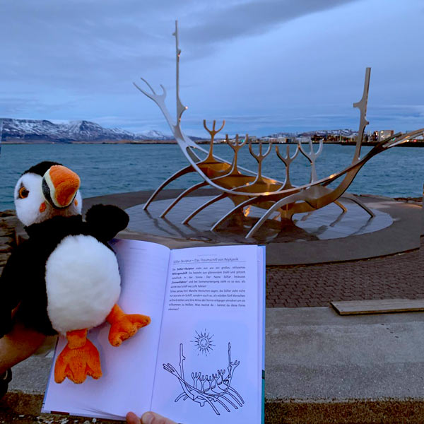 Sólfar Skulptur bei Nacht in Reykjavík