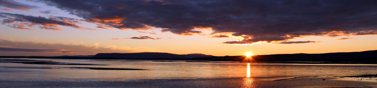 Sonnenuntergang über dem Fluss