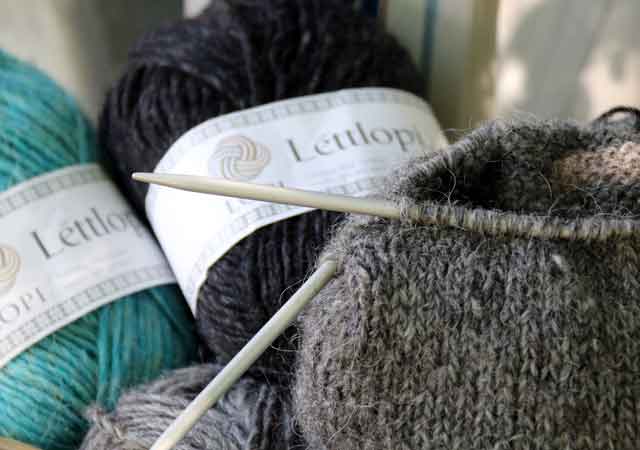 Einen Wollpullover aus isl&auml;ndischer Schafwolle (Lopapeysa) stricken