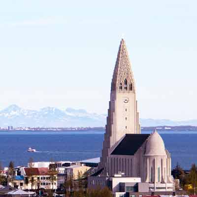 Blick vom Perlan auf die Hallgrimskirkja in Reykjavik